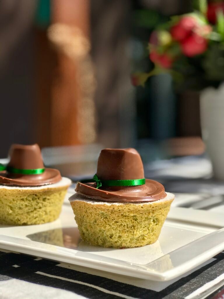 Cupcake de erva-mate com chapéu de chocolate
